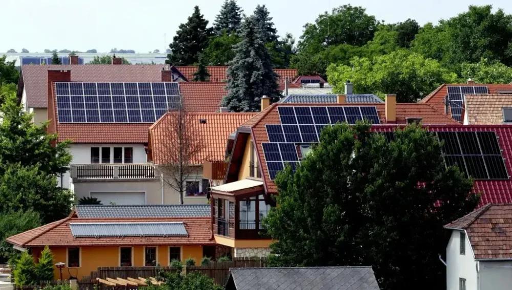 Áramszünetben is lehet áram: biztonságos önellátást a napelemes háztartásoknak!